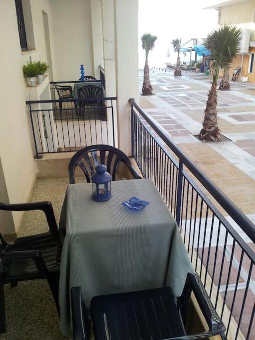 Cozy Seaside Apartment Loutraki Exterior photo